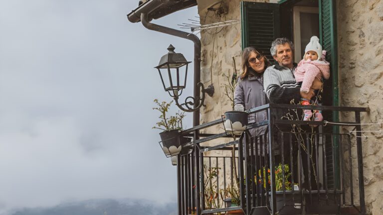 italy-Mountain-village-first baby-Abrazo-Pagliara dei Marsi-Laura Bussi Trabucco