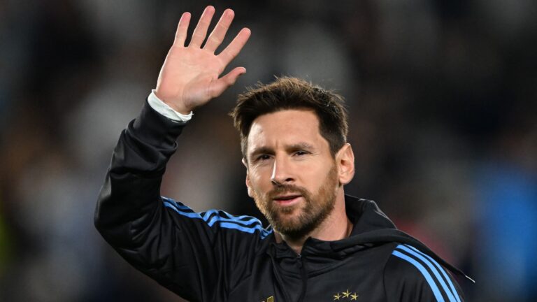 Rs.10 lakhs-photograph-footballer-Messi- visit -Hyderabad-Lionel Messi-sportsnews