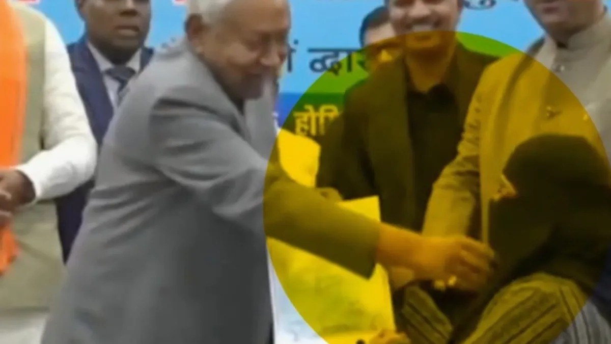 Bihar-Chief Minister-Nitish Kumar-removing the hijab-Ayush doctor