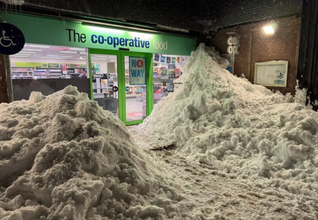 Snowstorm-shuts-down-Britain-Urgent-warning-issued-by-Met-Office-worldnews
